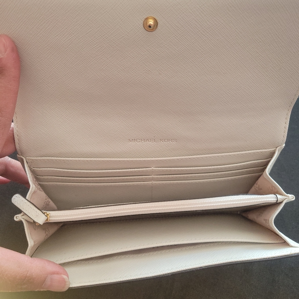 Michael Kors Signature Wallet - Picture 3 of 4